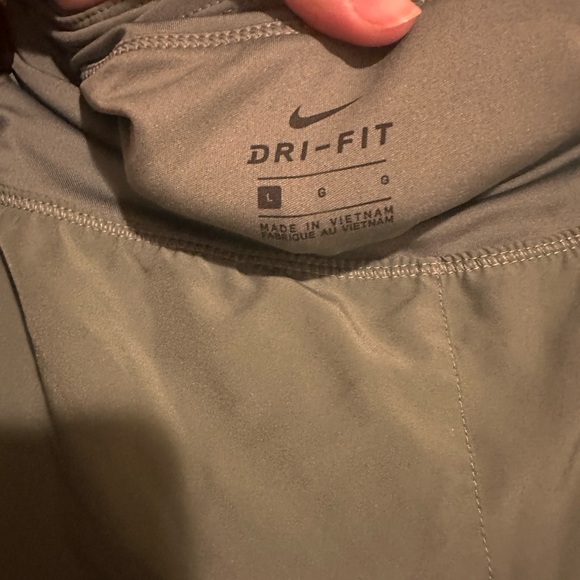 Nike Green Athletic Shorts Lightweight Design - Picture 2 of 2